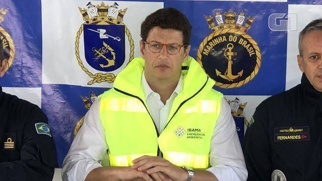 Ministro do Meio Ambiente sobrevoa navio e afirma: “não há vazamento de óleo”