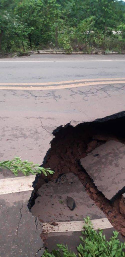 Trecho da BR-222 se rompe entre Buriticupu e Santa Luzia; Dnit orienta motoristas