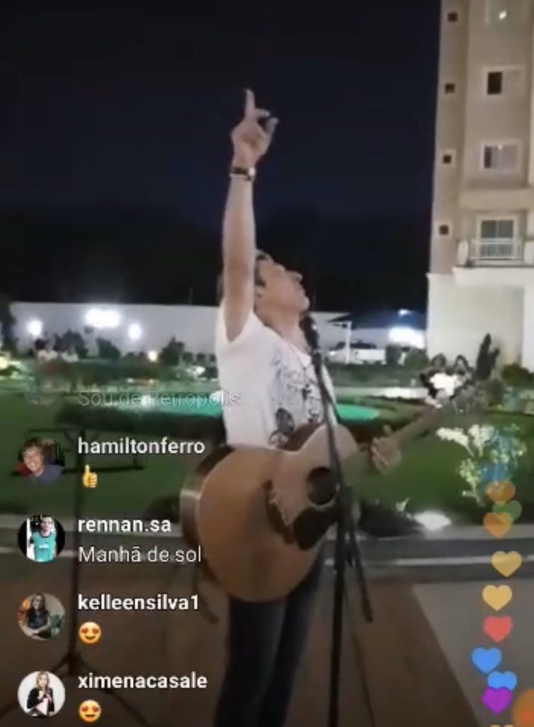 Em quarentena, cantor Tom Cleber faz show para vizinhos em São Luís