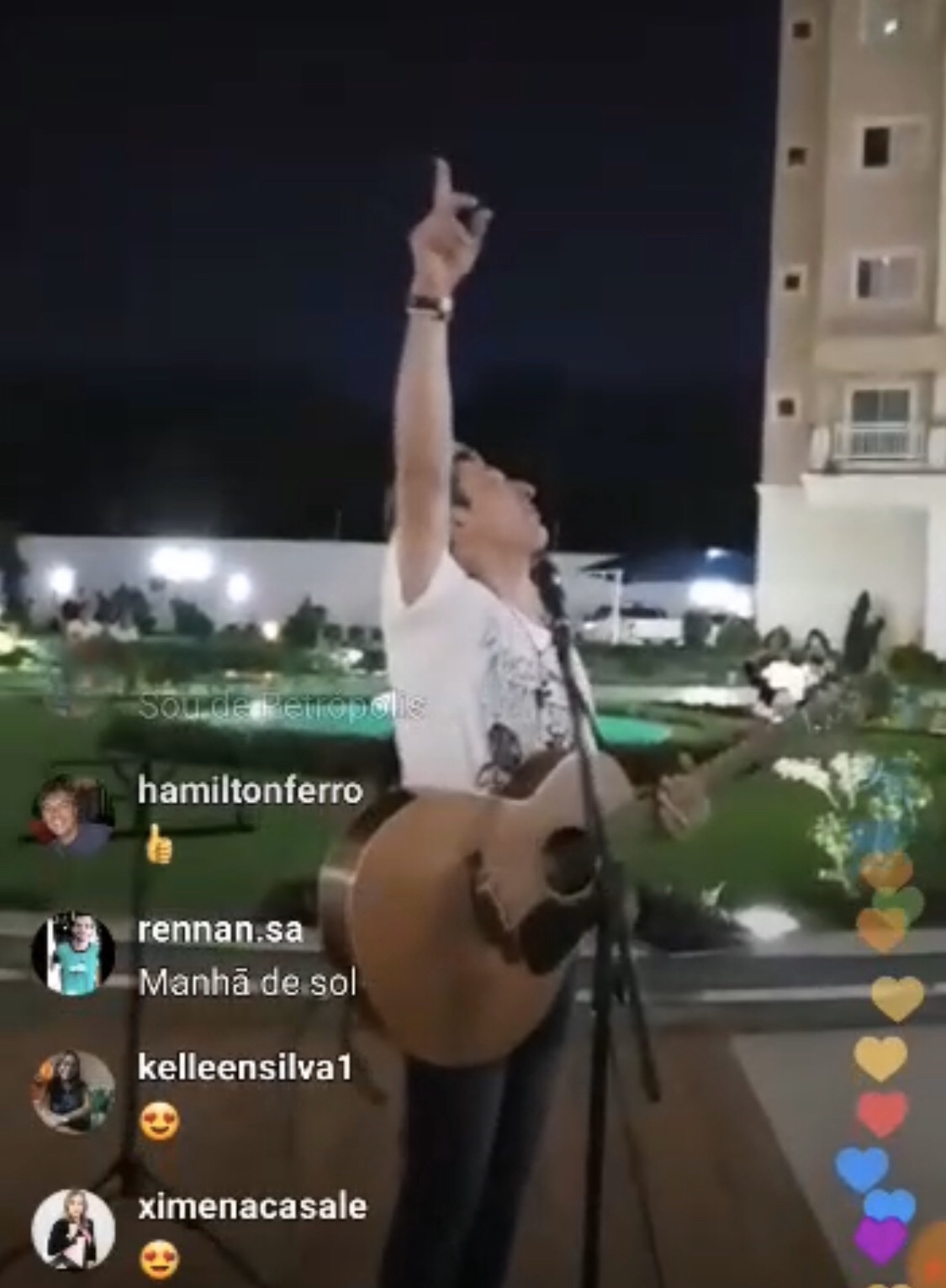 Em quarentena, cantor Tom Cleber faz show para vizinhos em São Luís