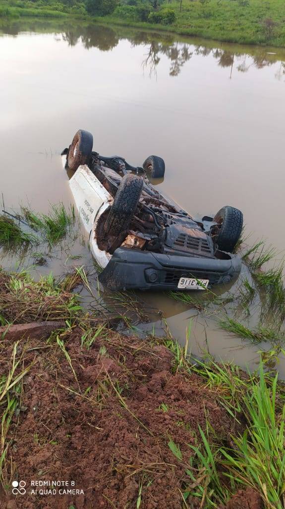 Mulher em trabalho de parto e mais quatro pessoas morrem após caminhonete cair em açude no MA