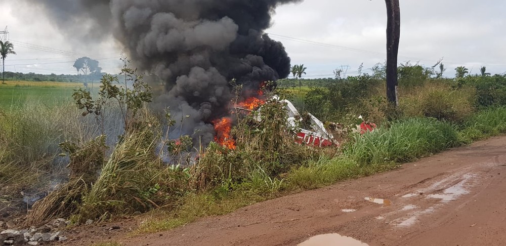 VÍDEO: Avião cai às margens da BR-135 no Maranhão e piloto morre carbonizado