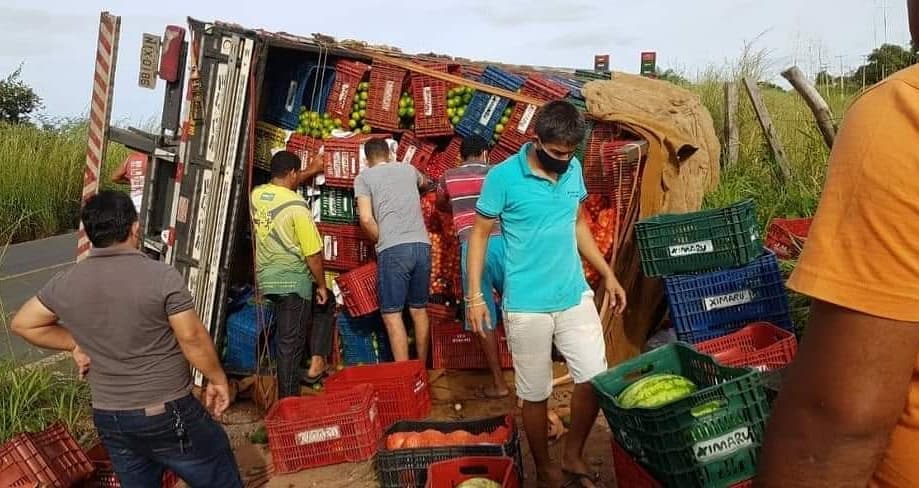 Caminhão de verduras tomba na BR-230 em São João dos Patos (MA)