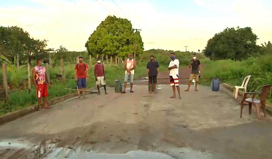 Moradores de Zé Doca improvisam barreira sanitária e cobram ações da prefeitura