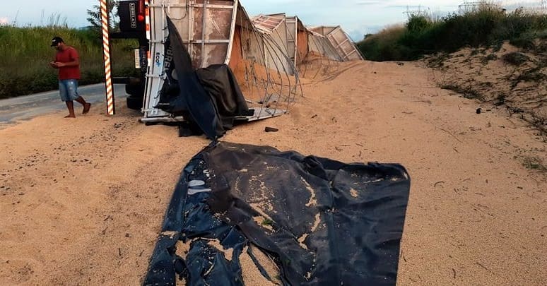 Carreta carregada com soja tomba no Campo de Peris na BR-135