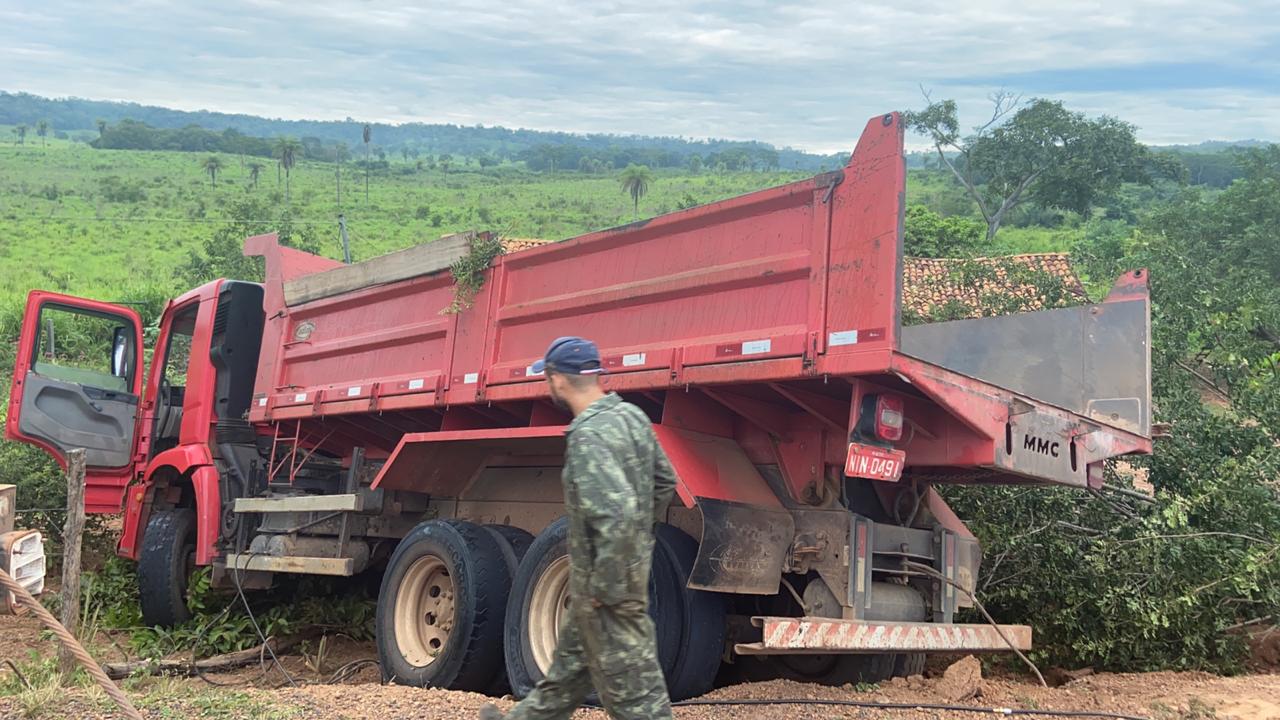 Polícia com apoio de helicóptero do CTA recupera no MA uma retroescavadeira e caçamba roubados no PI