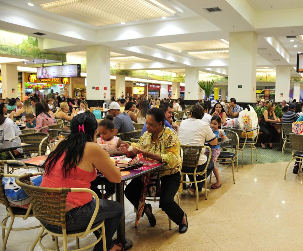 Bares, restaurantes e praças de alimentação de shoppings voltam a funcionar neste sábado; veja as regras