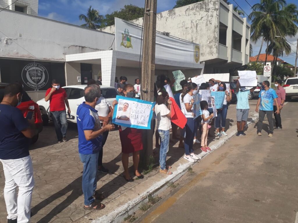 Familiares do suspeito de assassinar sobrinho de Sarney realizam protesto e diz que ele é inocente