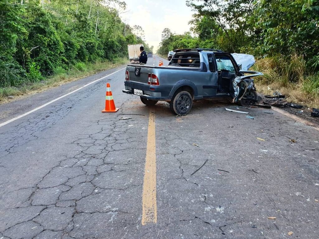 Colisão frontal deixa duas pessoas mortas e três feridas entre Açailândia e Itinga