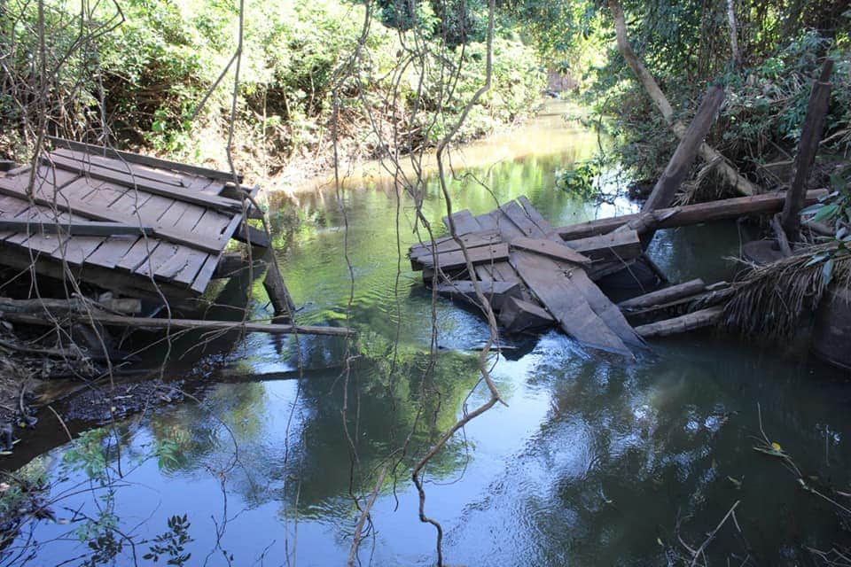 Ponte caída há meses deixa população quase que isolada em São João do Paraíso