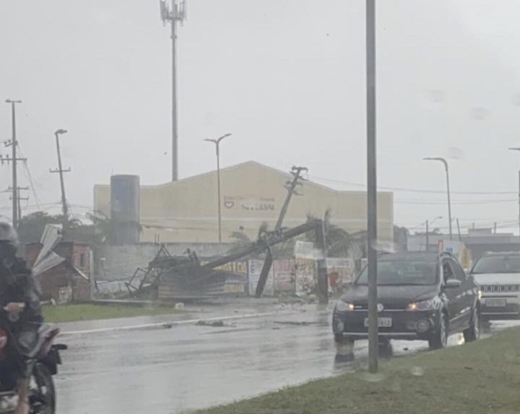 VÍDEO: Chuva forte com ventania derruba postes e causa estragos em São Luís