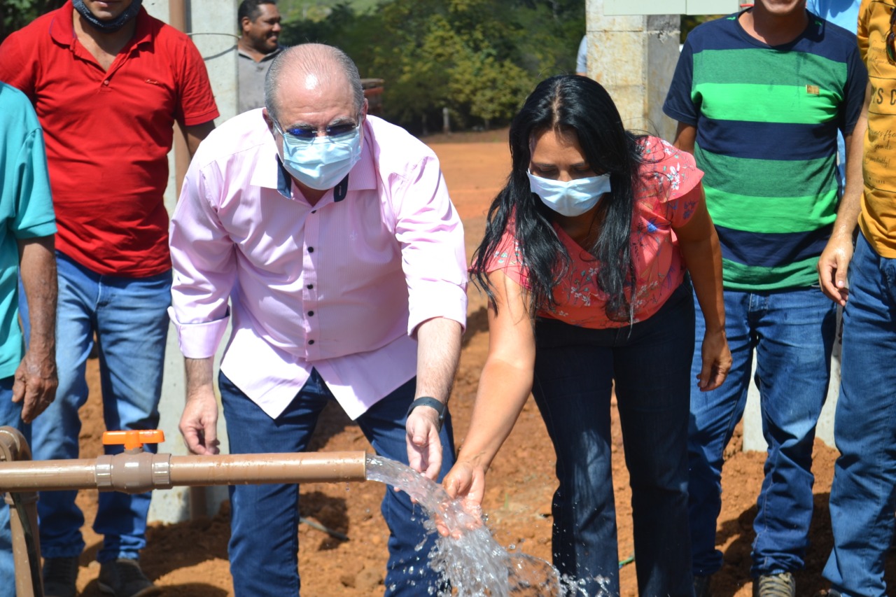 Prefeita de Sucupira do Norte entrega poço artesiano na zona rural