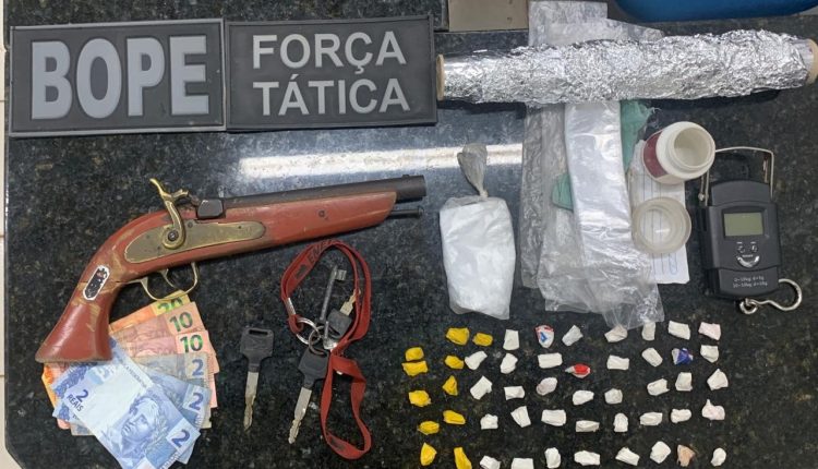 Homem é preso com duas armas e drogas em Viana