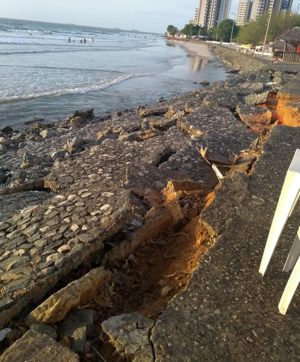 Chico Carvalho cobra recuperação de calçamento da Avenida Litorânea que desmoronou