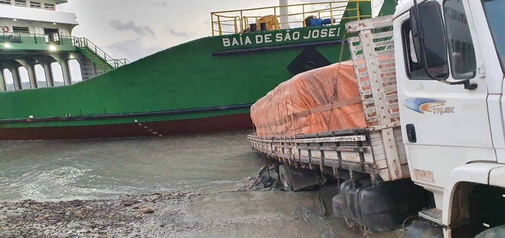 VÍDEO: Caminhão carregado de cimento atola na rampa do ferryboat e parte da carga é levada pela maré