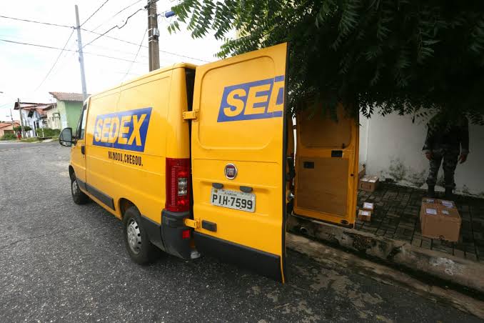 Assaltantes roubam van dos Correios e fazem motorista refém em São Luís