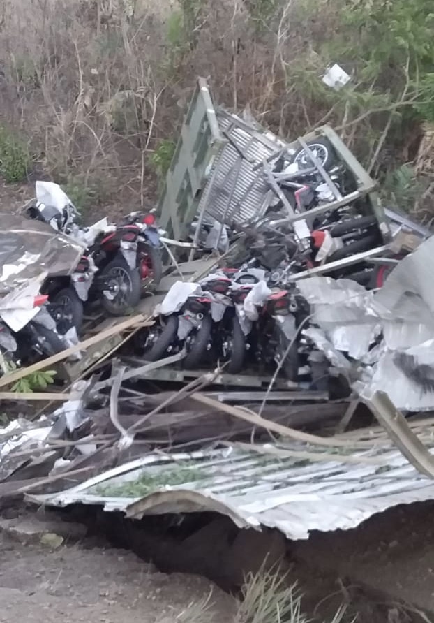 Carreta carregada de motos tomba na BR-010 entre Ribamar Fiquene e Edison Lobão