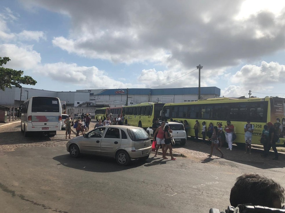 Rodoviários realizam paralisação na manhã deste domingo na capital