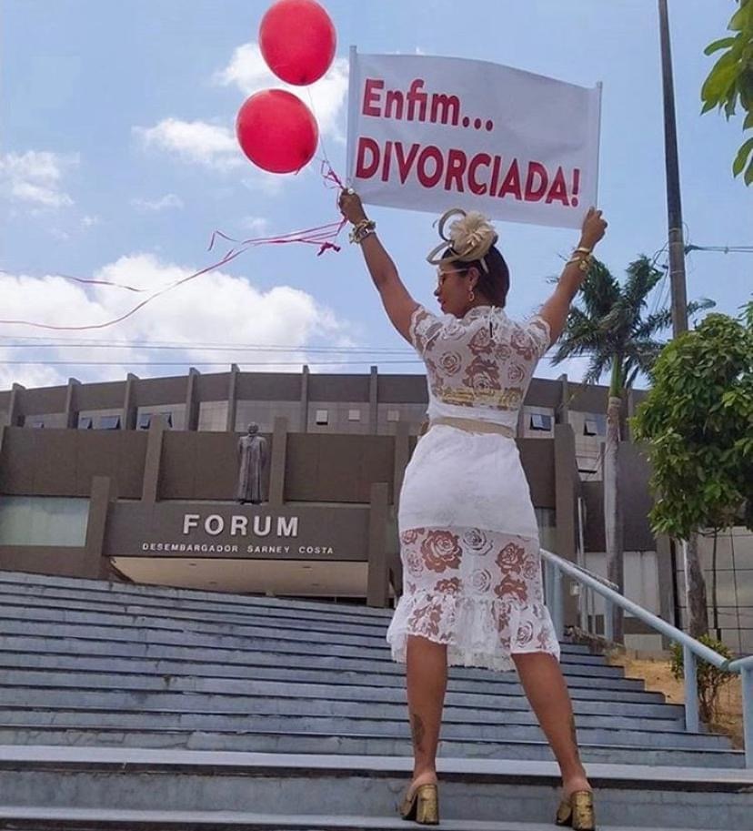 Mulher comemora divórcio na porta de Fórum em São Luís