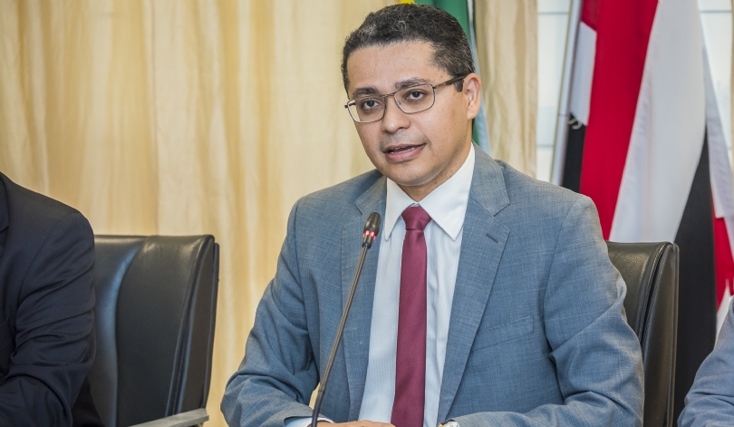 Secretário de saúde do Maranhão pega Covid-19, após participar de evento político sem máscara