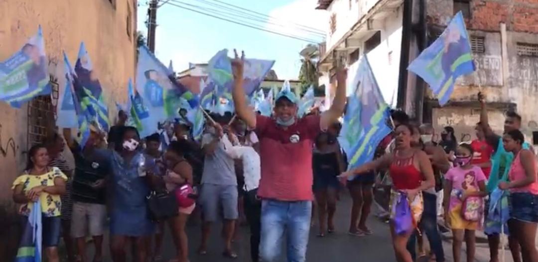 Ao som da música “O povo quer o liso” Carioca do Povo arrasta multidão