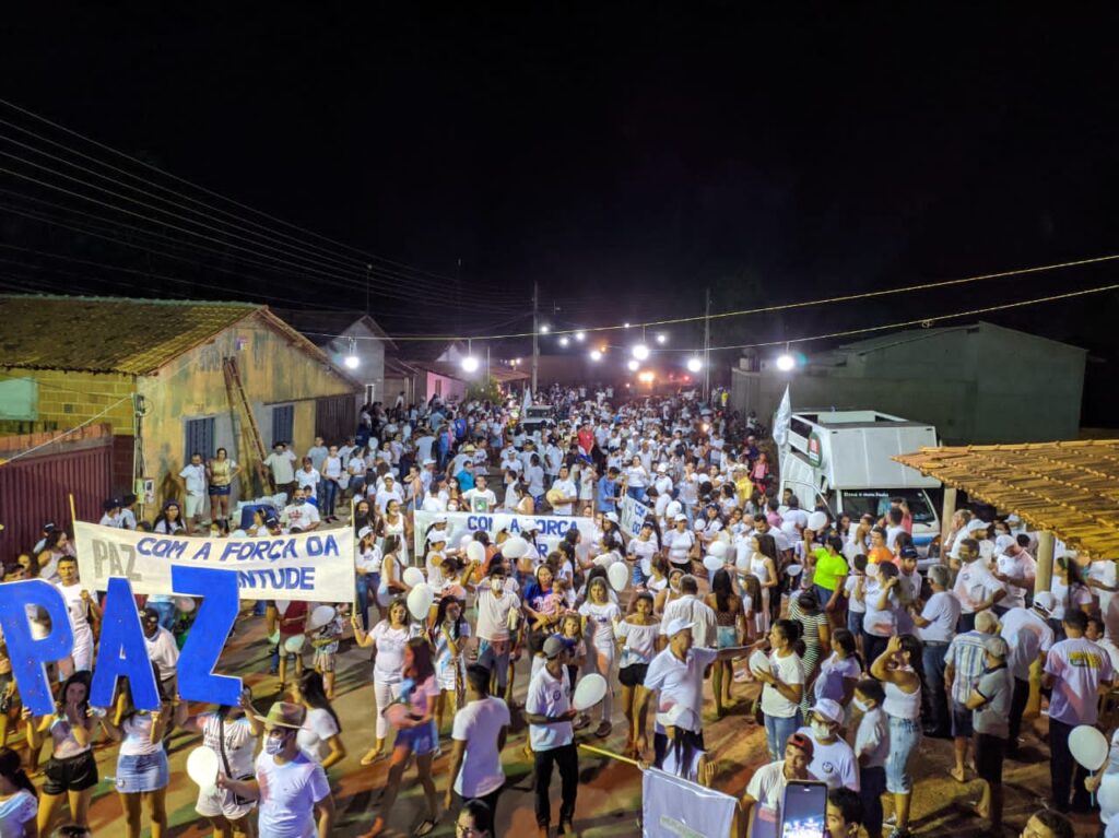 Moradores realizam caminhada da paz, após comício sangrento em São João do Paraíso