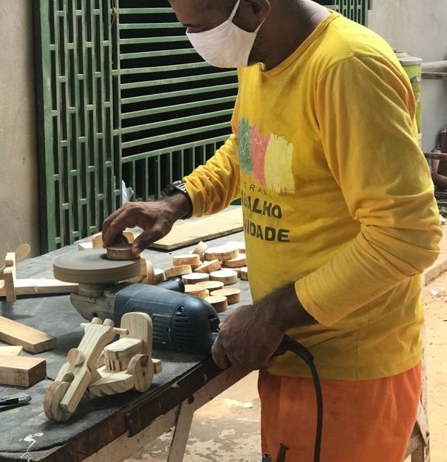 Brinquedos fabricados por internos serão doados à comunidade carente no Dia das Crianças