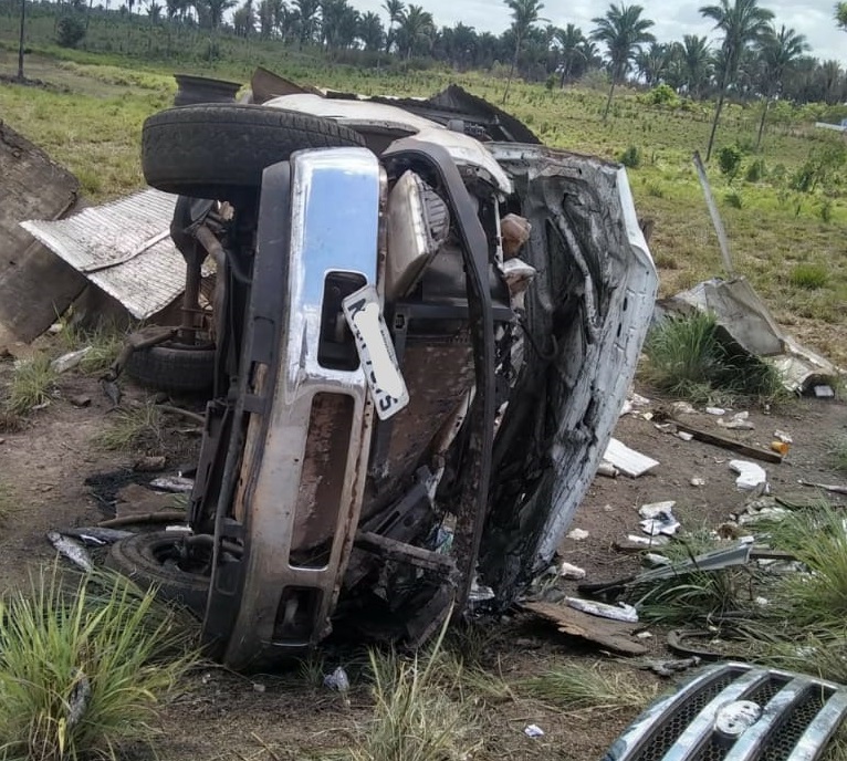Motorista morre após caminhão carregado de peixes capotar na BR-316 em Bacabal
