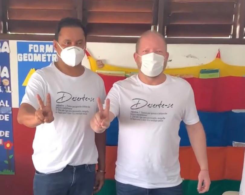 Usando camisa com indireta para Carlos Brandão, Othelino Neto e Weverton Rocha votam em São Luís