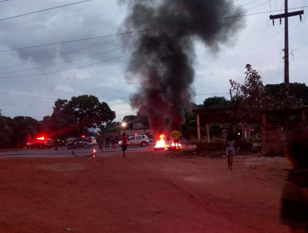 Moradores protestam por melhorias de infraestrutura na Vila Collier em São Luís