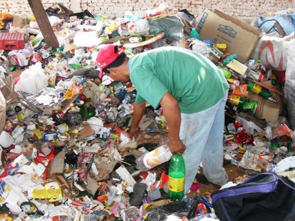 Flávio Dino sanciona lei estadual que cria auxílio emergencial para catadores de materiais recicláveis