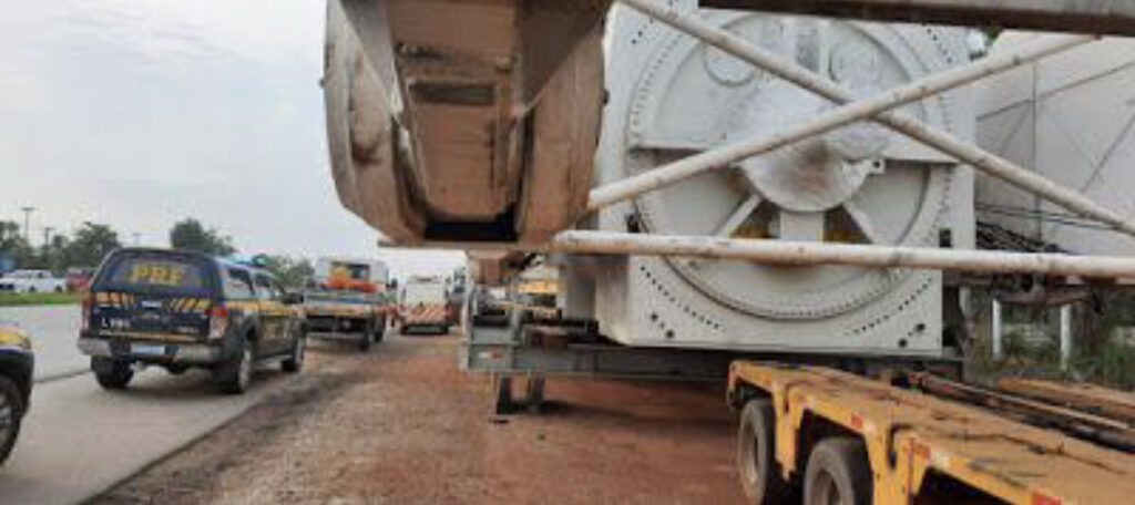 Mega turbina chega ao povoado Entrocamento na BR-135