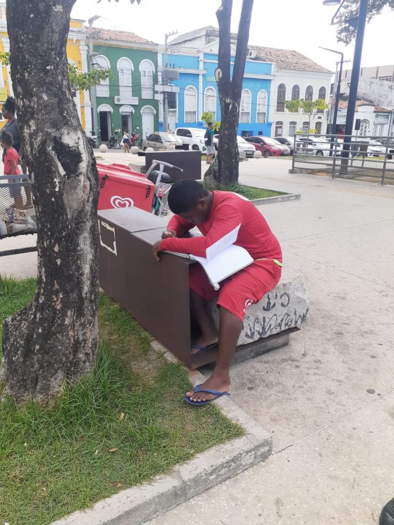 Tenente vai pagar cursinho para vendedor de picolé que estudava para concurso da PM durante trabalho