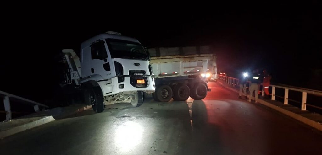 Carreta derrapa na pista e fica pendurada na ponte do Estreito dos Mosquitos