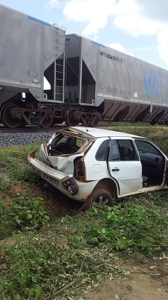 MILAGRE: família sobrevive após carro ser atingindo por trem no Maranhão