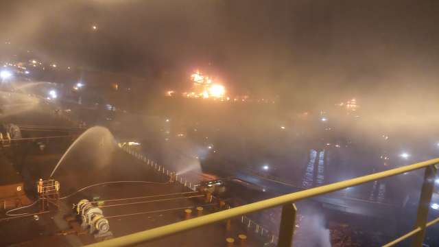 Carregador de Navio pega fogo e tripulantes entram em pânico em São Luís; veja o vídeo