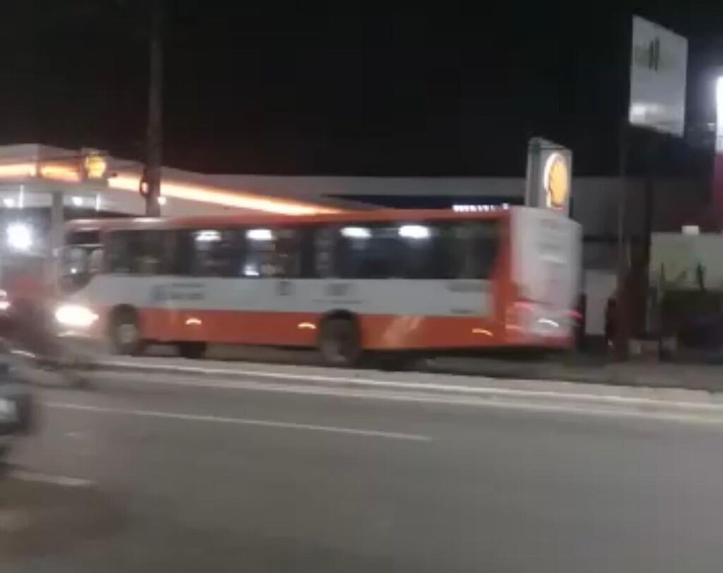 Ladrão sai dirigindo ônibus coletivo pelas ruas de São Luís após realizar assalto