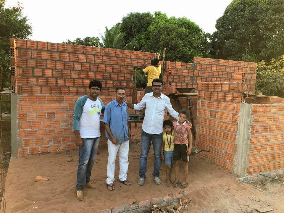 Prefeito que usa o próprio salário para construir casas populares será candidato a governador do Maranhão