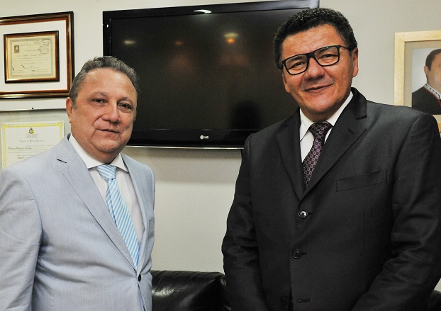 Desembargador Cleones Cunha é homenageado em livro sobre Direito Eleitoral