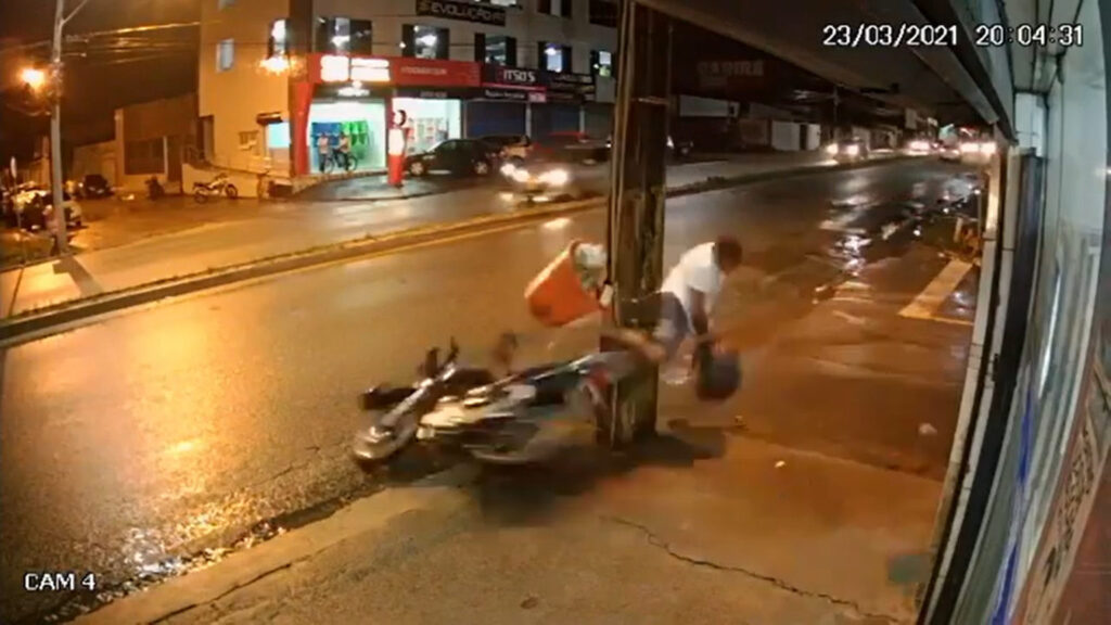 VÍDEO: Motociclista colide violentamente contra poste ao tentar fugir da PM em São Luís