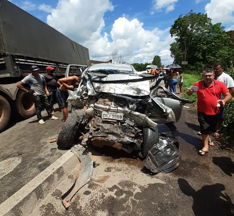 Homem morre após colisão entre caminhonete e carreta na BR-135, no Maranhão