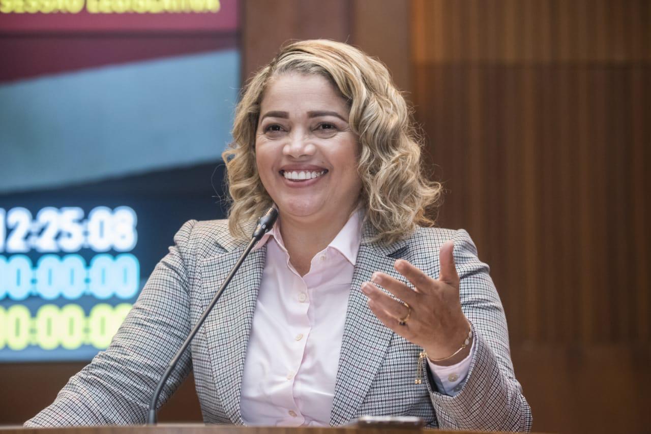Aprovado PL da Deputada Mical Damasceno que propõe campanha de combate a golpes financeiros praticados contra idosos