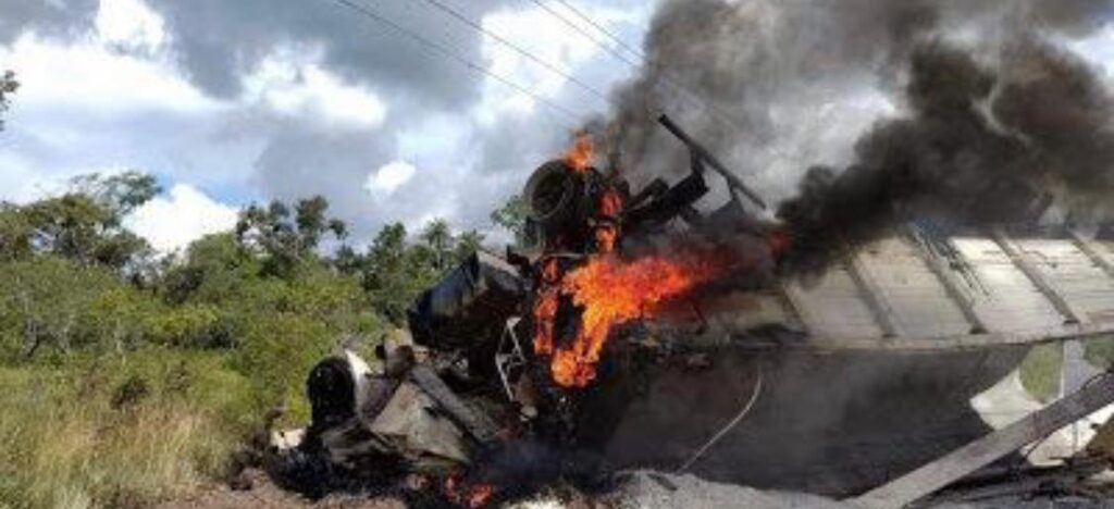Casal morre carbonizado após carreta sair da pista na MA-034 entre Brejo e Santa Quitéria