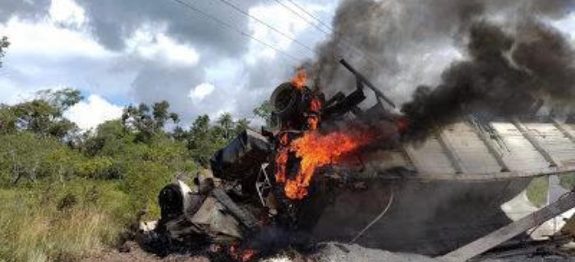Casal morre carbonizado após carreta sair da pista na MA-034 entre Brejo e Santa Quitéria