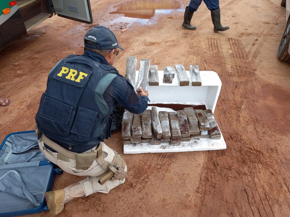 PRF apreende 26kg de maconha em bagageiro de ônibus na BR-135 em São Luís