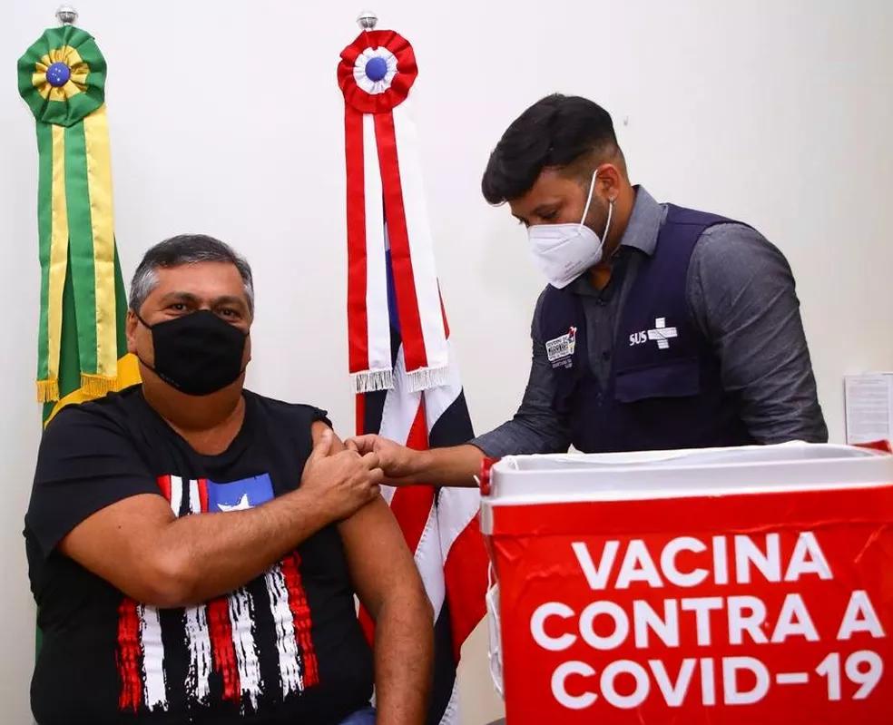 Flávio Dino é vacinado contra a Covid-19 em São Luís
