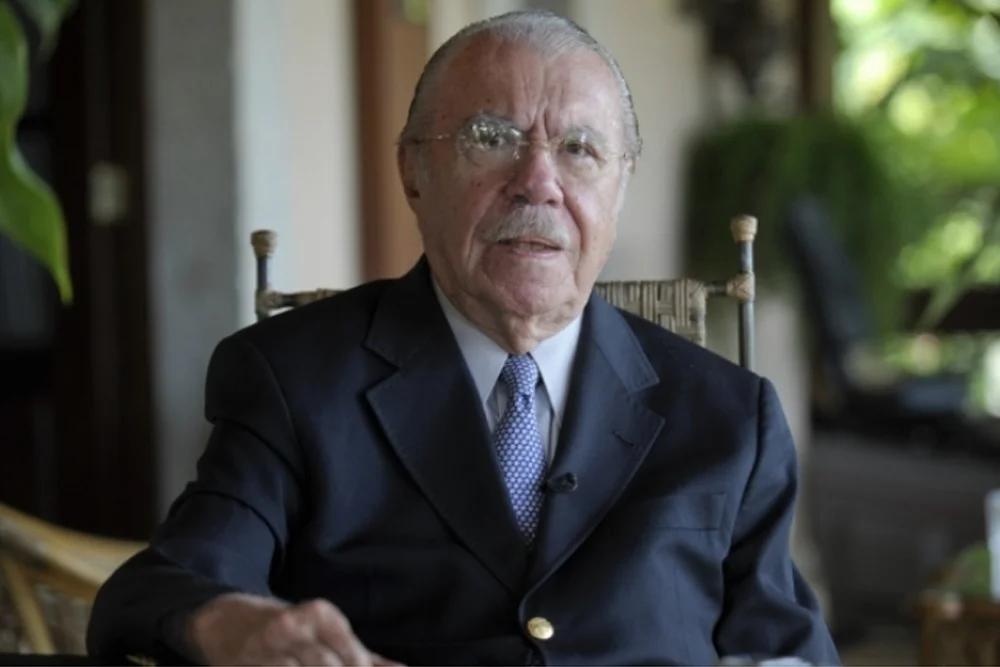 Líquido no pulmão leva Sarney a ser internado em Brasília