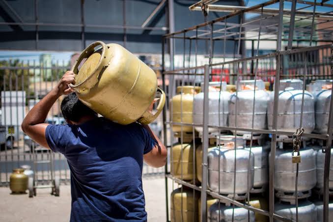 Petrobras anuncia aumento de 5,9% do gás de cozinha nas distribuidoras