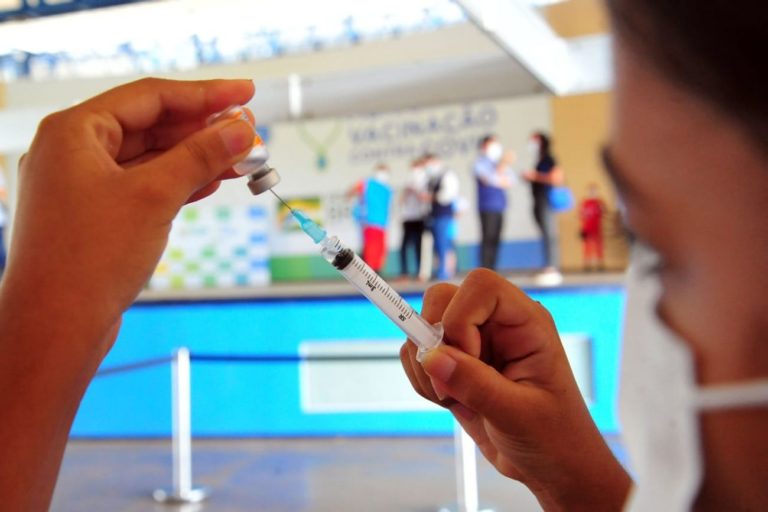 Mais de 80% da população adulta da capital tomou a 1ª dose da vacina contra Covid-19