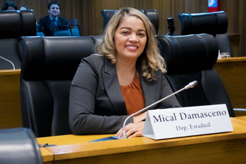 Projeto da Deputada Mical Damasceno estabelece prioridade na vacinação contra Covid-19 para líderes religiosos